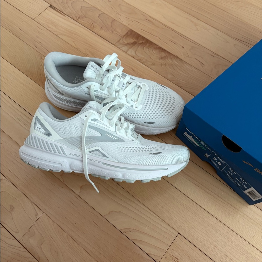 Brooks adrenaline GTS 23 white